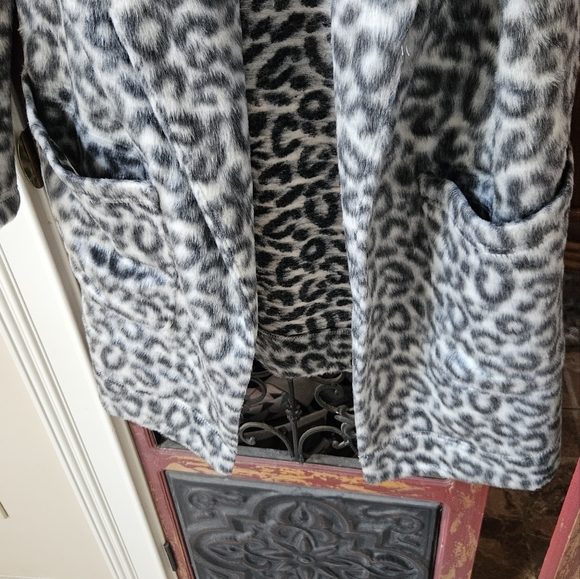 Black/white cheetah print jacket/coat - Picture 2 of 4